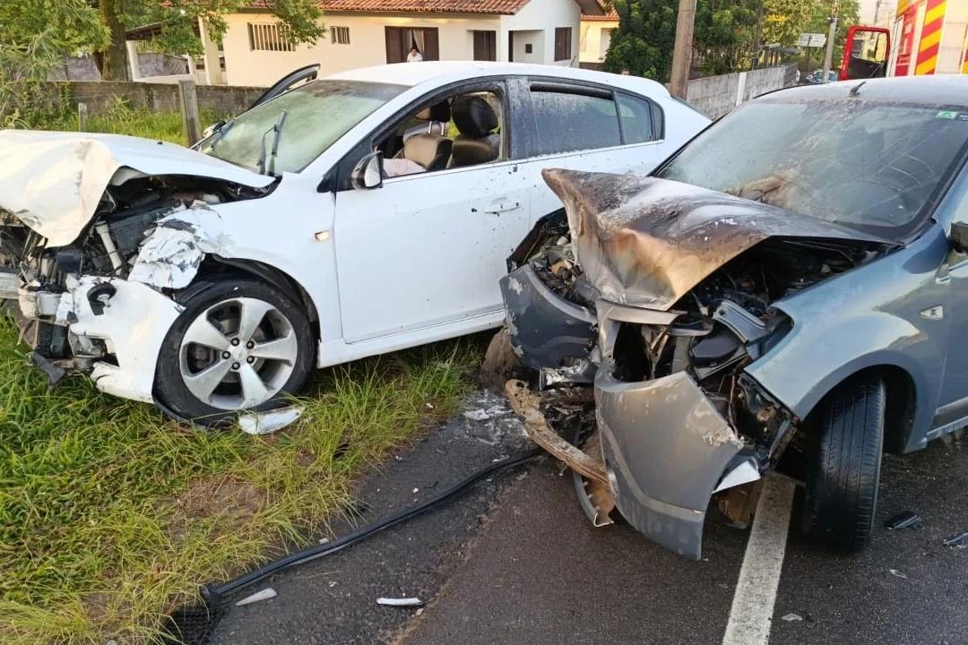 Idoso fica ferido após colisão frontal entre carros