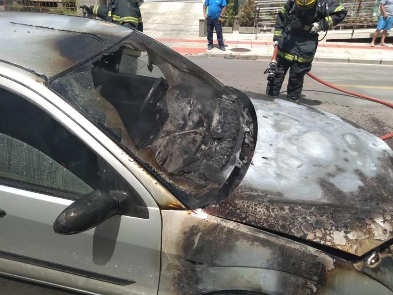 Carro pega fogo em Tubarão
