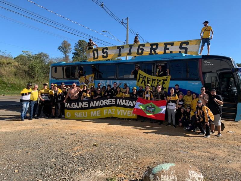 Pneus furados e troca de correia impedem que torcedores do Criciúma cheguem até Londrina