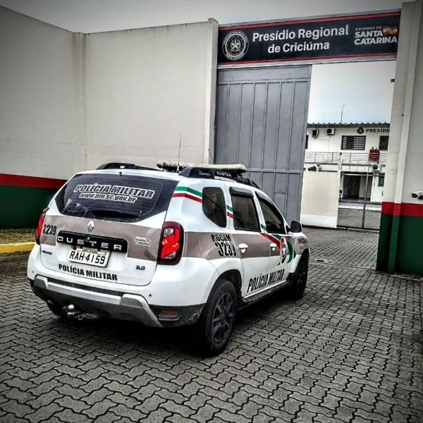 Após consultar carro com licenciamento atrasado, PM cumpre mandado de prisão em Içara