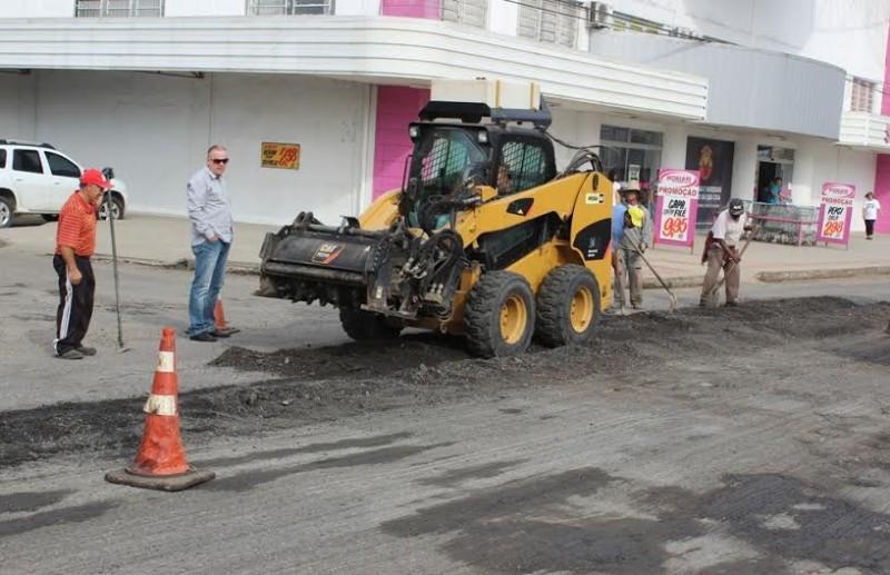 Equipes iniciam restauração de trechos da Avenida Santos Dumont