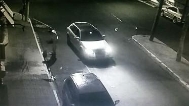 Câmera flagra veículo utilizado em assassinato na frente de casa noturna