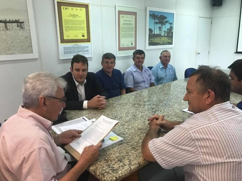 Estado encaminha dois tratores para Criciúma