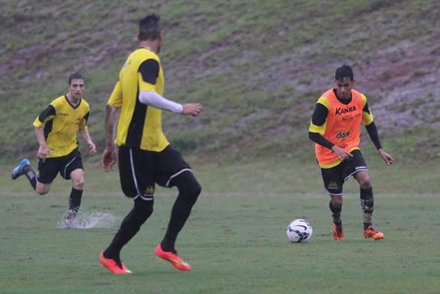 Debaixo de chuva, Wagner Lopes comanda treino coletivo