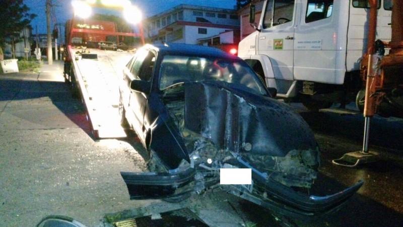 Colisão em poste, óleo na pista e trânsito interrompido na Álvaro Catão