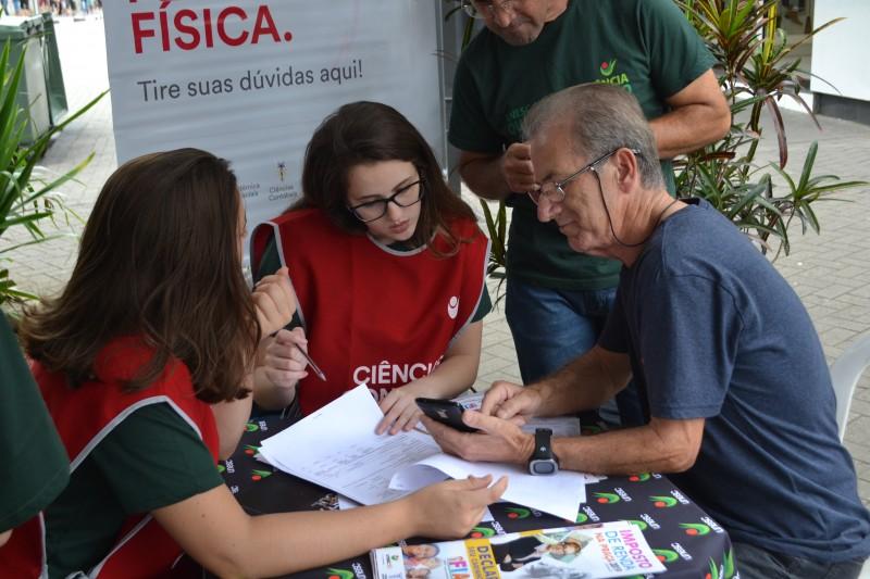 Por meio do Imposto na Praça, Unesc leva informações à comunidade