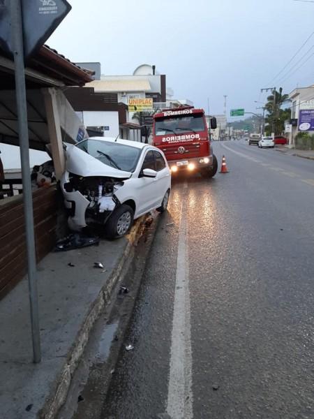 Motorista perde controle de carro e colide contra pilar de sorveteria
