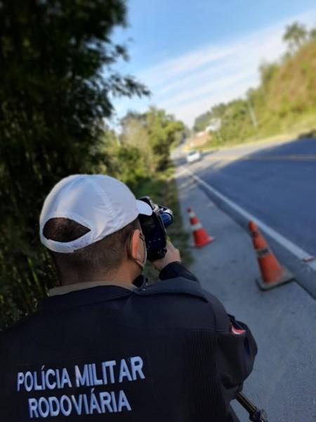 Veículo é flagrado pela polícia a 179 km/h em rodovia de Urussanga 
