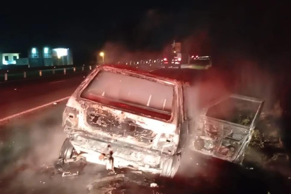 Incêndio nas margens da BR-101 deixa carro destruído