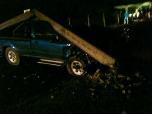  Motorista colide em poste, deixa Orleans sem energia elétrica e foge do local 