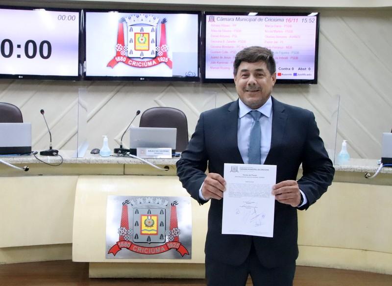 Toninho da Figueira assume como vereador em Criciúma
