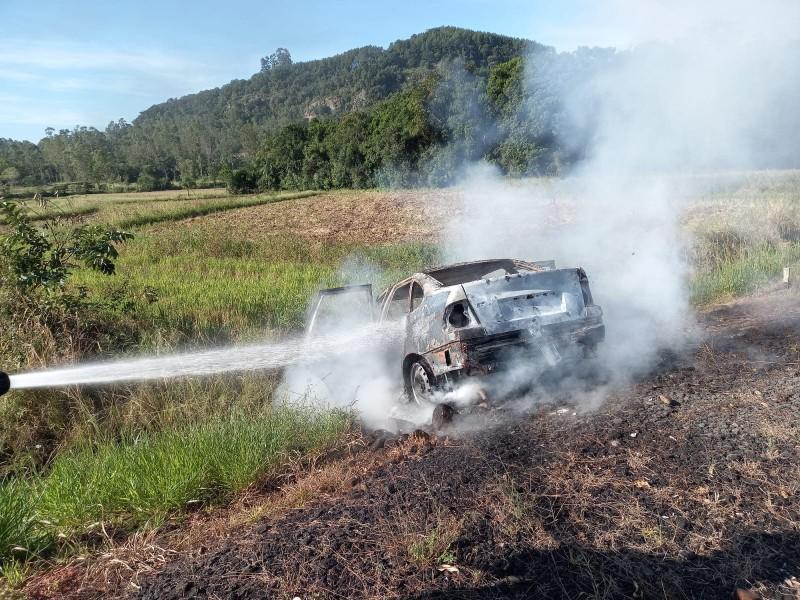 Veículo apresenta falha mecânica e acaba destruído por incêndio em Jacinto Machado