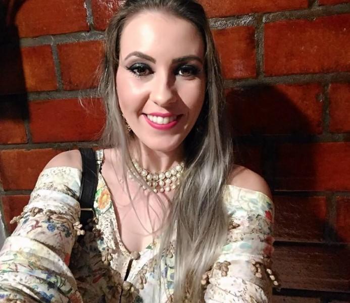 Condutora com 28 anos morre ao colidir em caminhão 