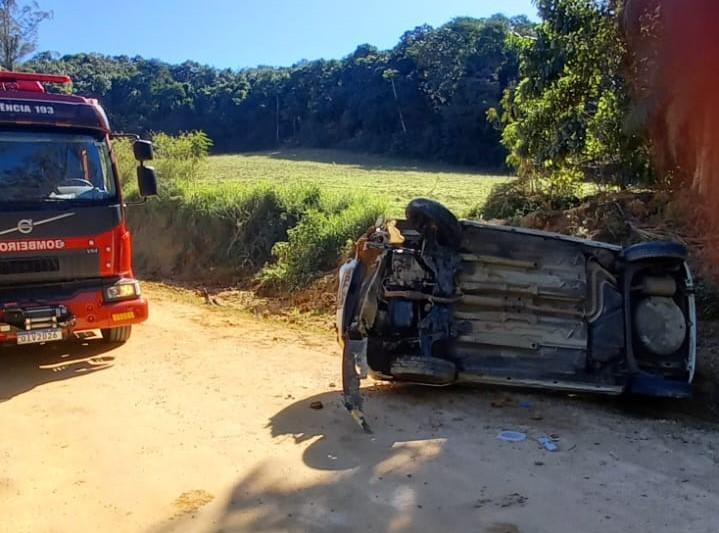 Três pessoas ficam feridas em capotamento em Cocal do Sul