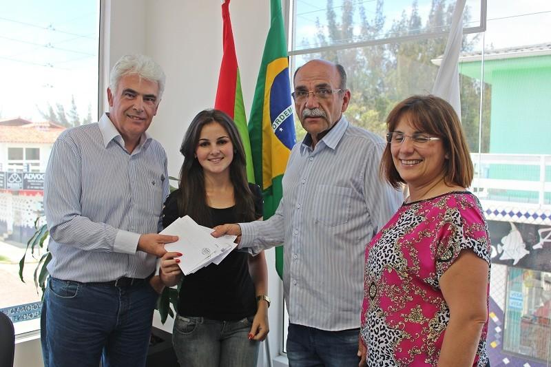 Alunos escrevem em cartas seus desejos para o futuro