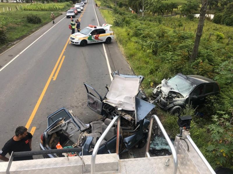 Duas crianças entre os feridos na colisão frontal em Urussanga 