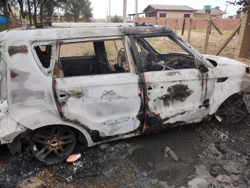 Carro é destruído por incêndio em Passo de Torres