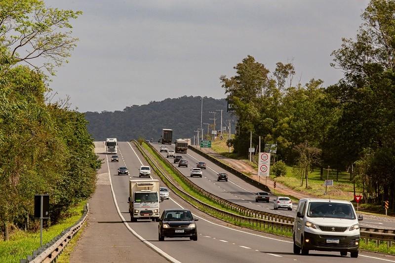 Feriado prolongado de Finados deve levar mais de 680 mil motoristas à BR-101 no Sul de SC