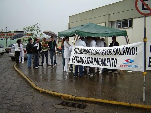 Falta de pagamento gera protesto diante do HRA