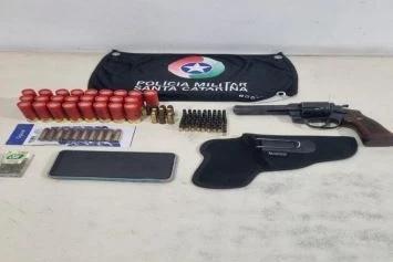 PM apreende mais de 100 munições, arma de fogo e drogas em Araranguá