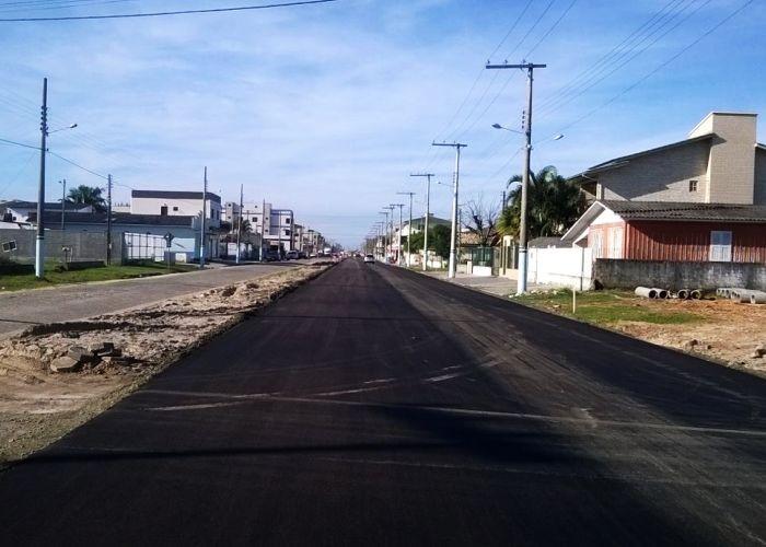 Concluída pavimentação da primeira pista da Leoberto Leal