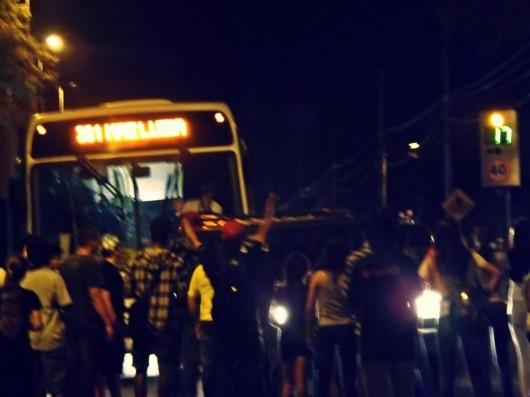 Estudantes fecham avenida Universitária, no bairro Santa Luzia 