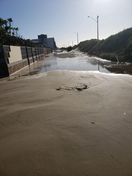 Lua cheia e ciclone extratropical fazem mar avançar no Balneário Rincão