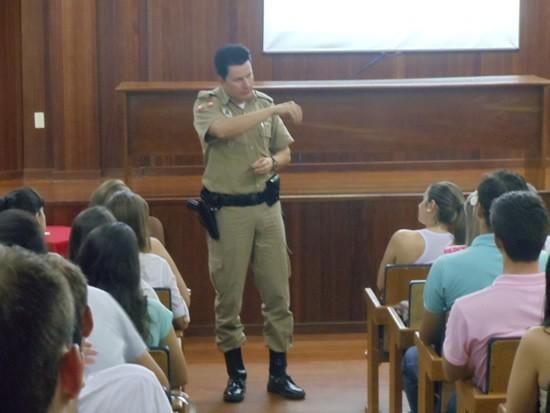 Coronel Cabral ministra palestra sobre segurança em condomínios