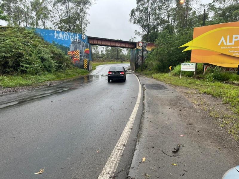 Após alagamento, rodovia Jorge Lacerda liberada no bairro Sangão