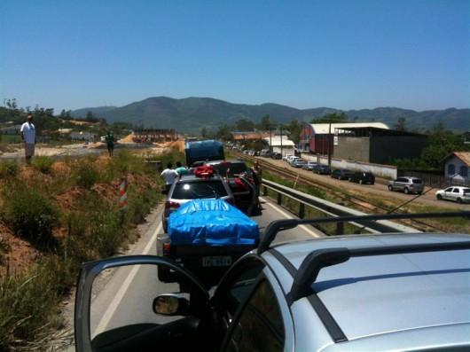 Congestionamentos na BR-101 levam empreiteiras a reduzirem o ritmo das obras de duplicação