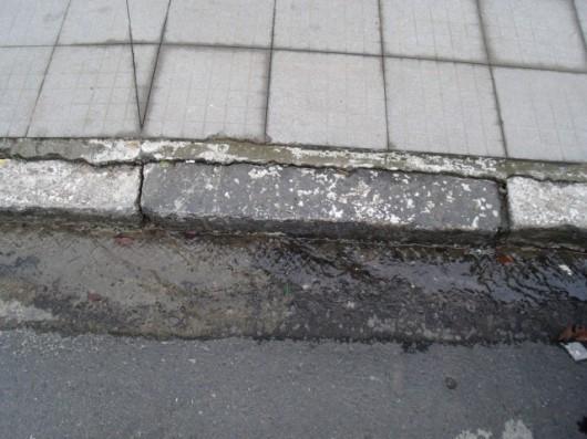 Vazamento de água preocupa comerciantes da rua  Henrique Lage