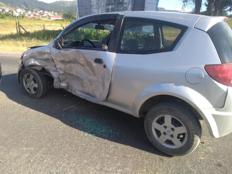 Motorista embriagado e dirigindo carro roubado provoca acidente na SC-370