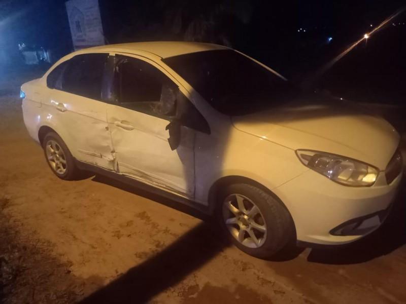Homem fica ferido após batida entre carro e motocicleta 