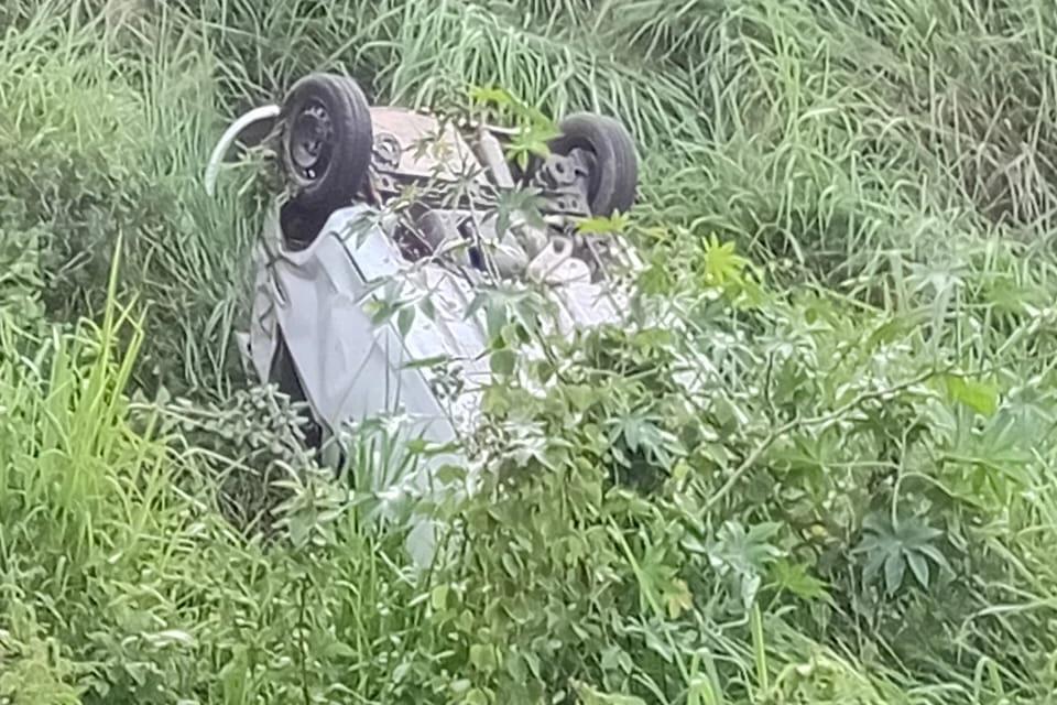 Motorista perde o controle da direção e capota carro na SC-108