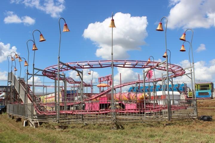 Brinquedos de parque de diversão começam a ser montados em Criciúma 