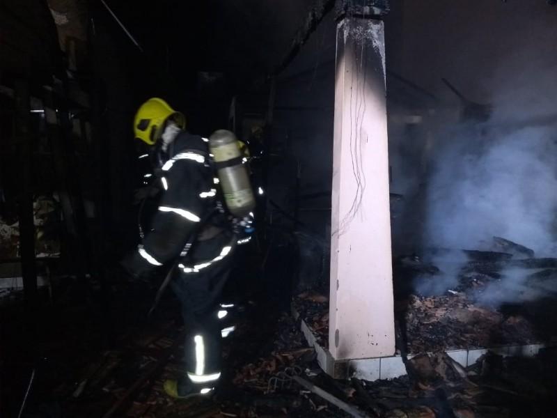 Com ajuda de familiares, casal de idosos consegue escapar de incêndio em residências