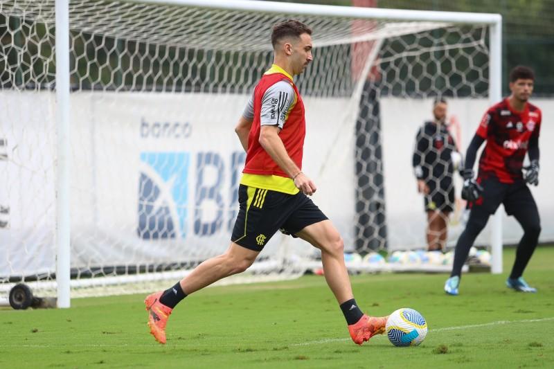 Flamengo precisa vencer o Criciúma para encostar no líder: 'adversário complicado', diz Léo Ortiz