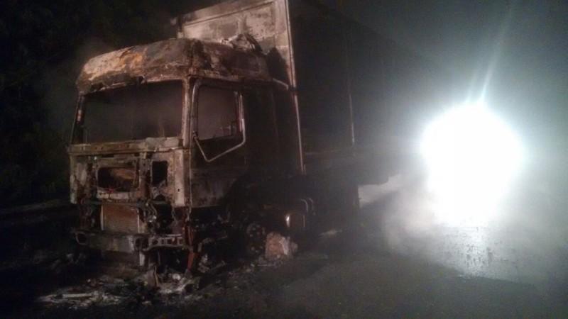 Carreta pega fogo após problema mecânico