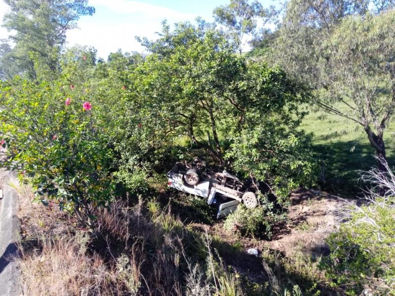 Motorista perde o controle da direção, sai da pista e capota veículo na SC-108 