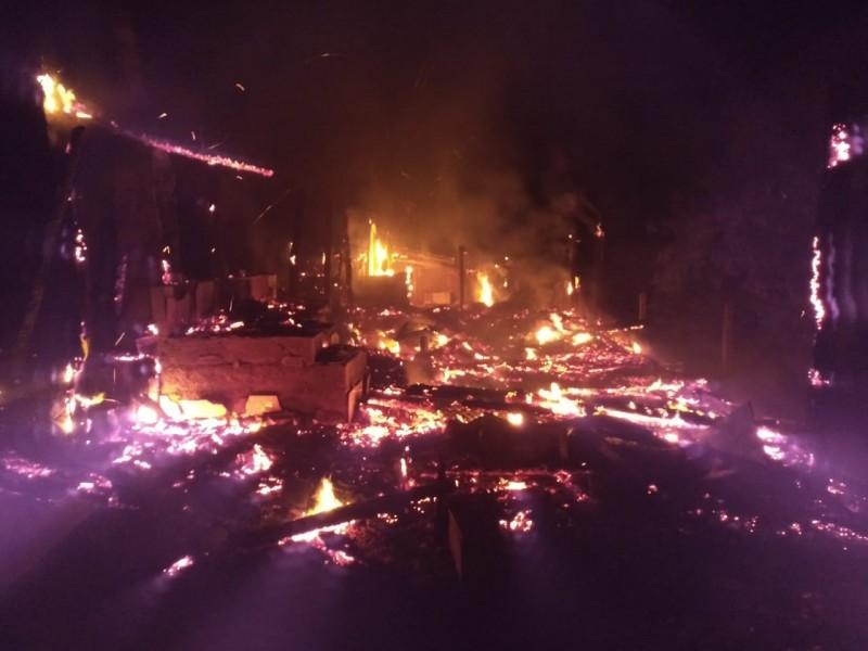 Residência é destruída por incêndio em Orleans 