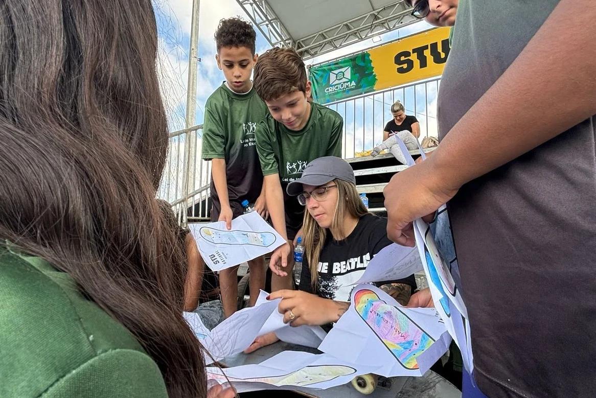 Pamela Rosa recebe carinho e distribui autógrafos em Criciúma