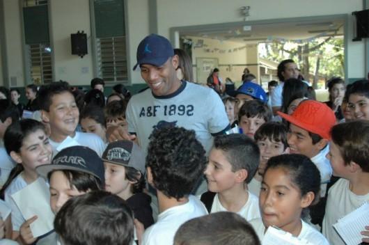 De férias em Criciúma, Maicon Sisenando visita a Satc