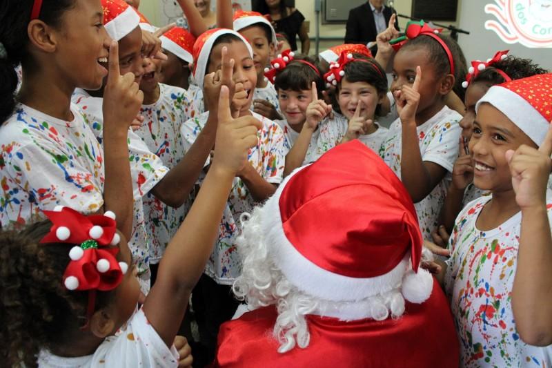 Papai Noel dos Correios inicia entrega de presentes nos Cras de Criciúma