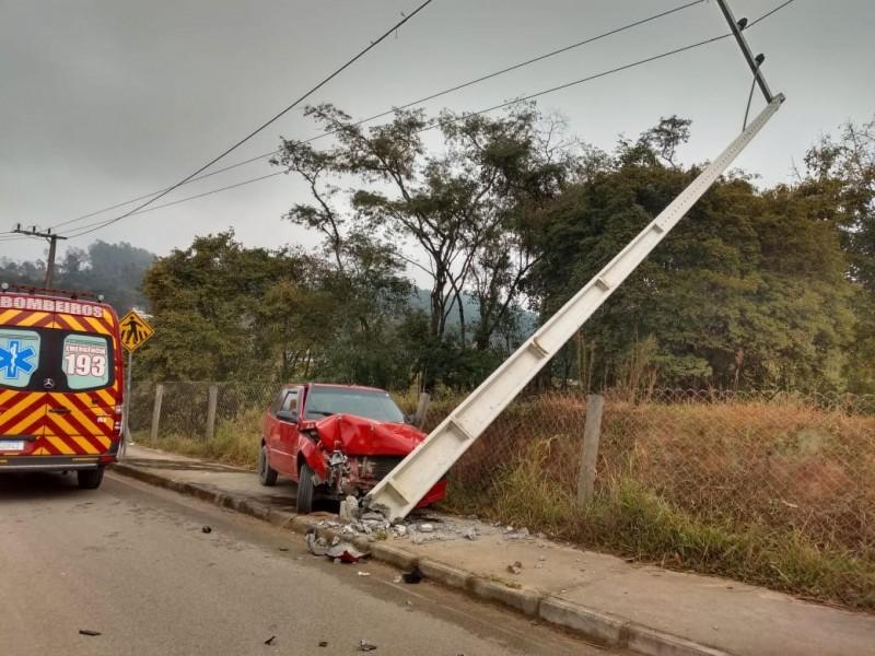 Orleans: motorista fica ferida após colidir carro em poste