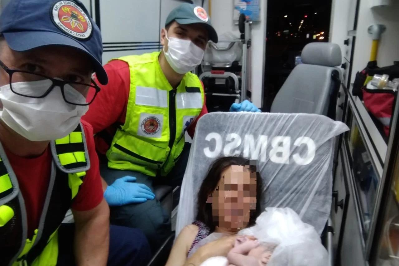 Jovem dá à luz dentro de ambulância com ajuda dos bombeiros em Criciúma