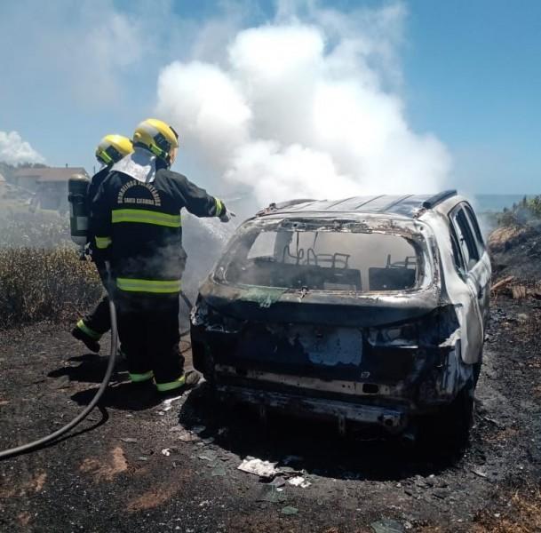 Carro é destruído por incêndio no Farol de Santa Marta
