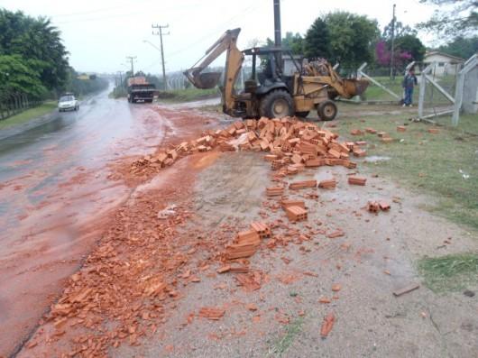 Caminhão derruba carga de tijolos na SC-443