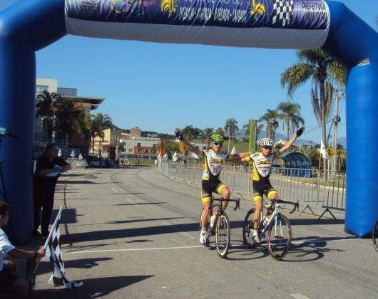  Ciclismo criciumense domina Circuito Pedra Branca