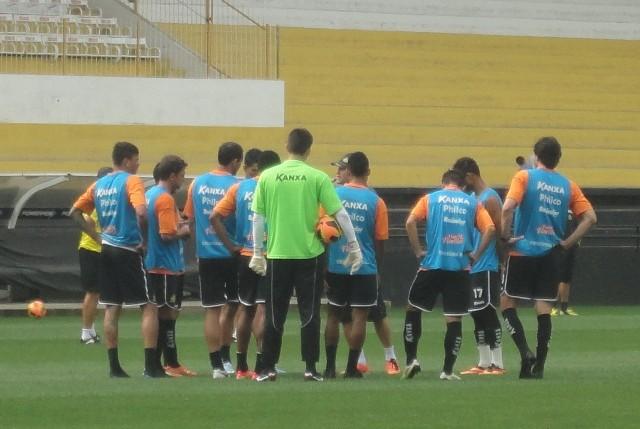  Em coletivo, Argel sinaliza para manutenção da equipe