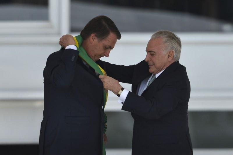 Após receber a faixa presidencial, Bolsonaro defende fim de corrupção e de vantagens